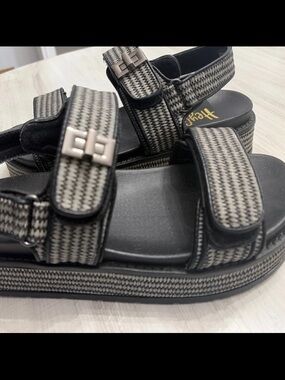hey girl size 7 platform sandals